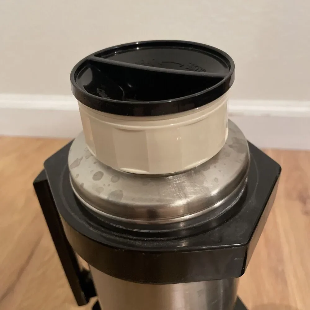 Igloo Thermos, Hot And Cold Drinks, 4 Pieces, Collapsible Handle For Storage 1 L